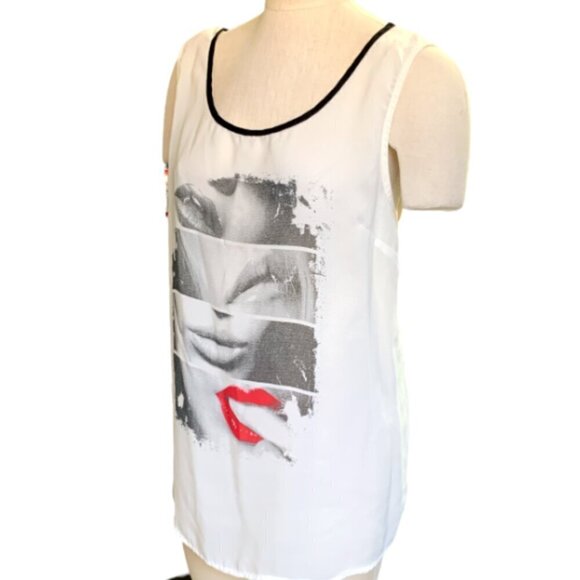 Janette Plus Graphic Lips Tank Top Heart Cutout in Back Contrast Black Trim 10i - Picture 3 of 5